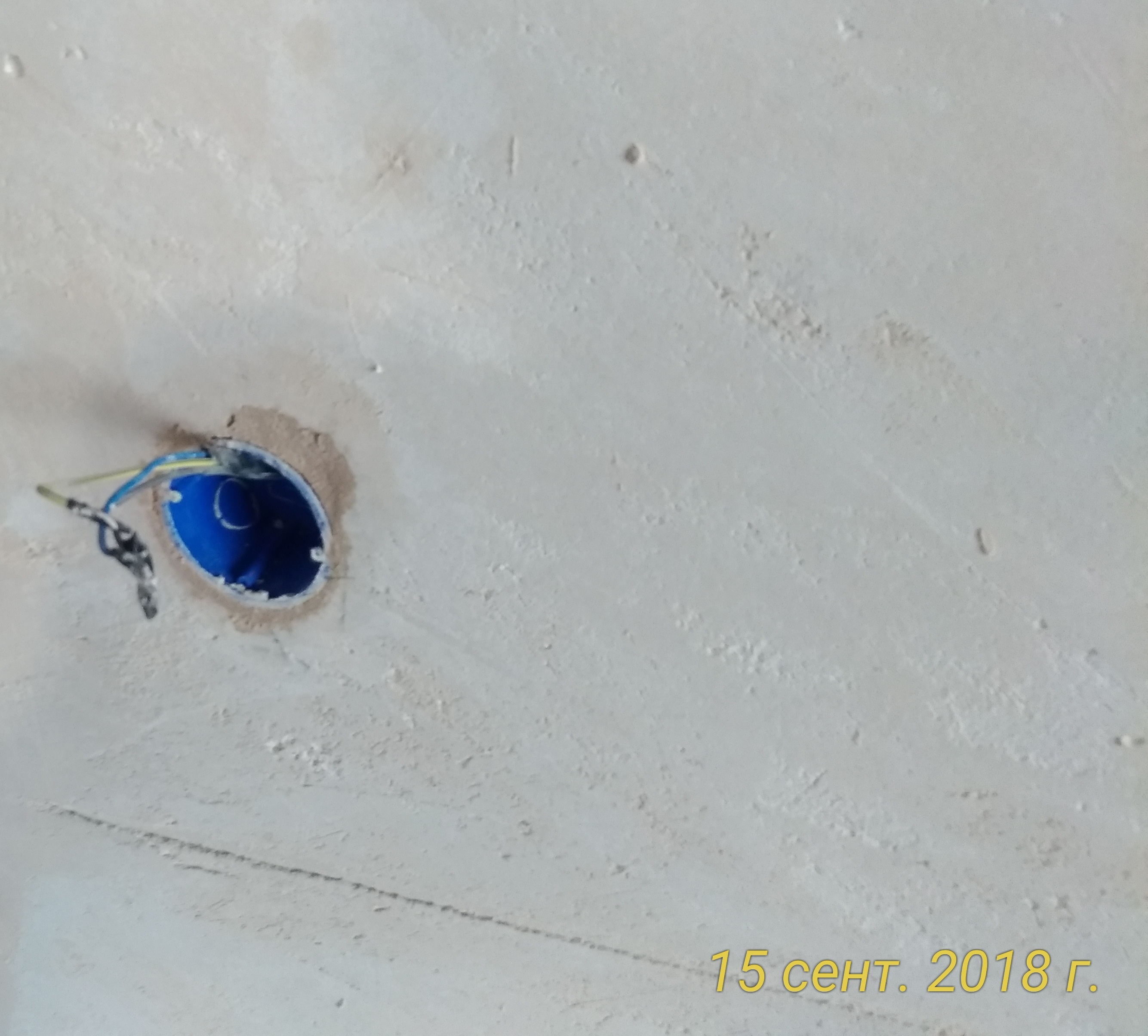 Abbrucharbeiten von Putz von den Wänden im Haus