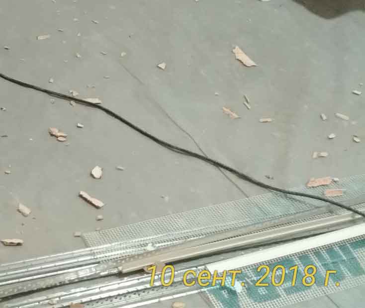 Entfernen von Putz vom Wänden in der Wohnung