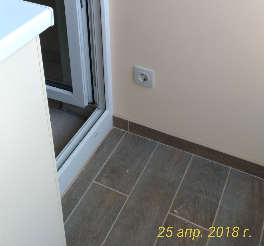 Demontage von Bodenfliesen im Haus.