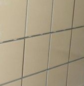 Demontage von Keramikfliesen von Wänden.