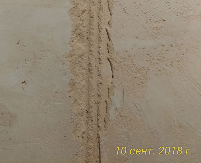 Entfernen von Putz vom Wänden in der Wohnung