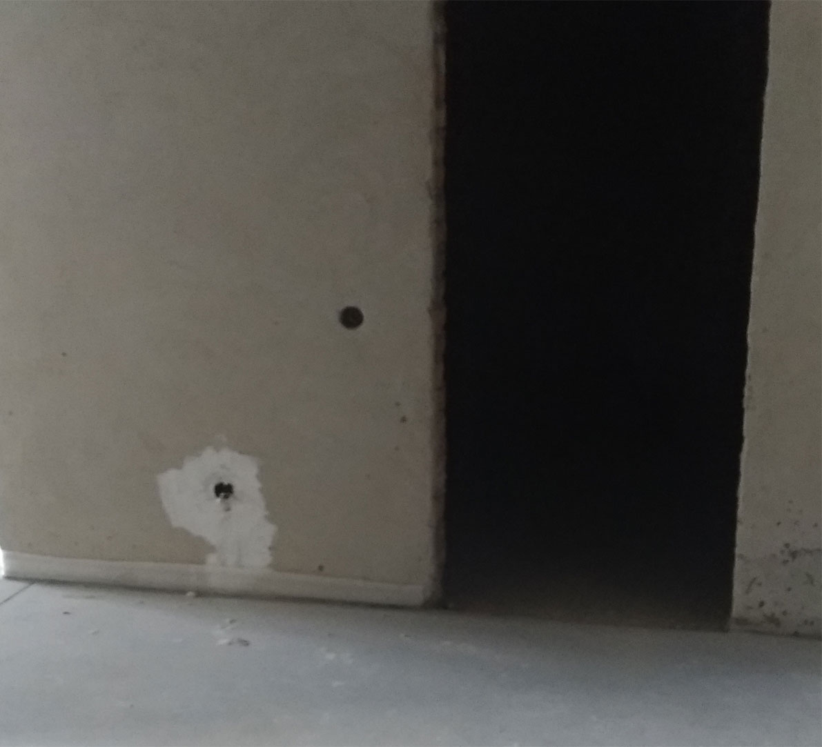 Entfernen von Putz vom Wänden in der Wohnung