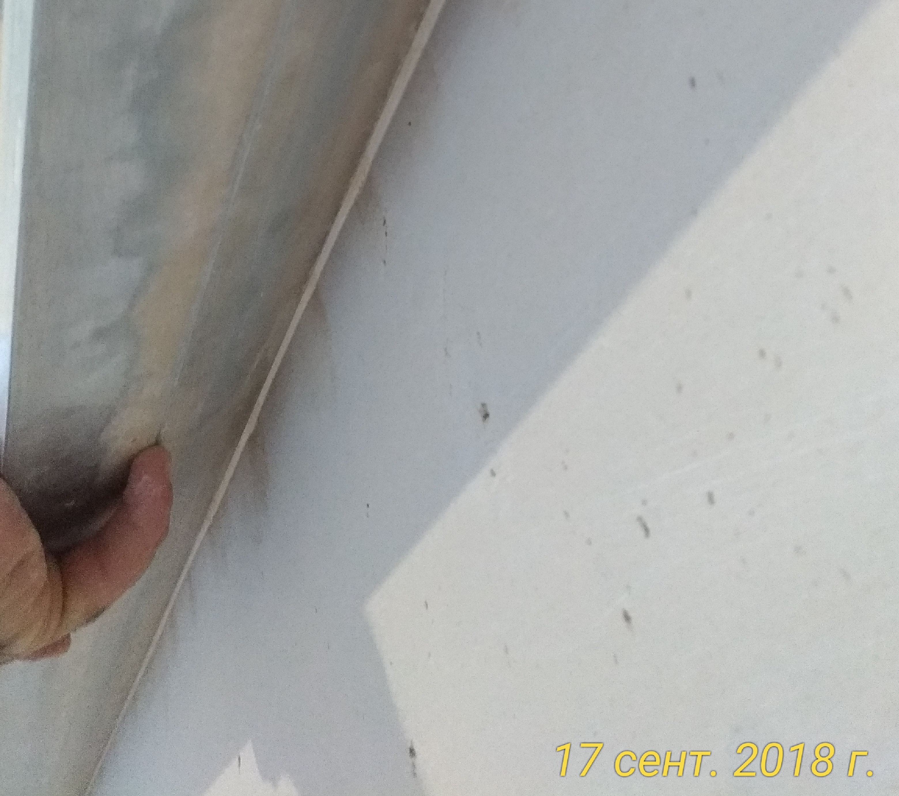 Entfernen von Wasseremulsionsfarbe in einer Wohnung