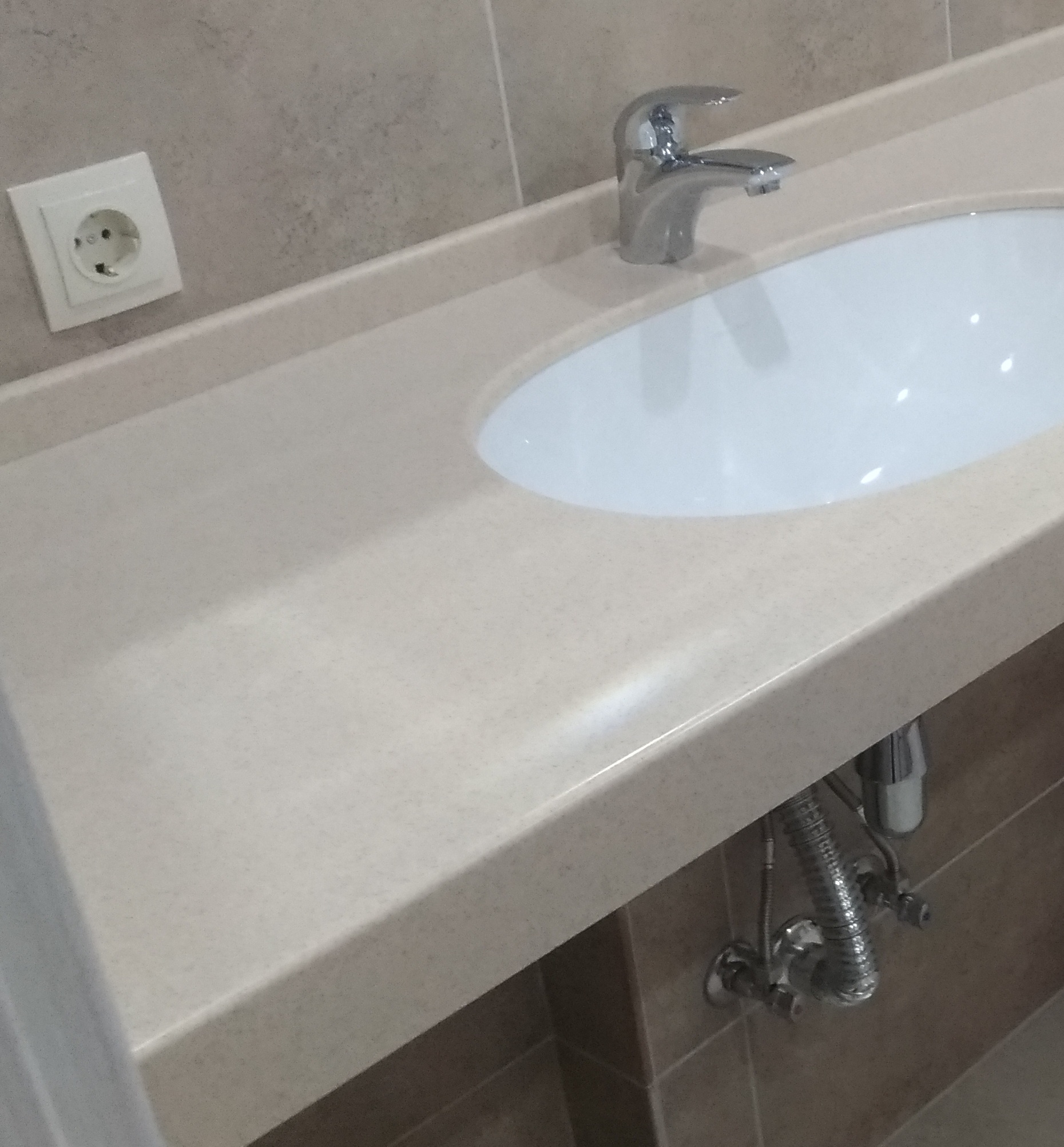 Demontage von dekorativen Befestigungen