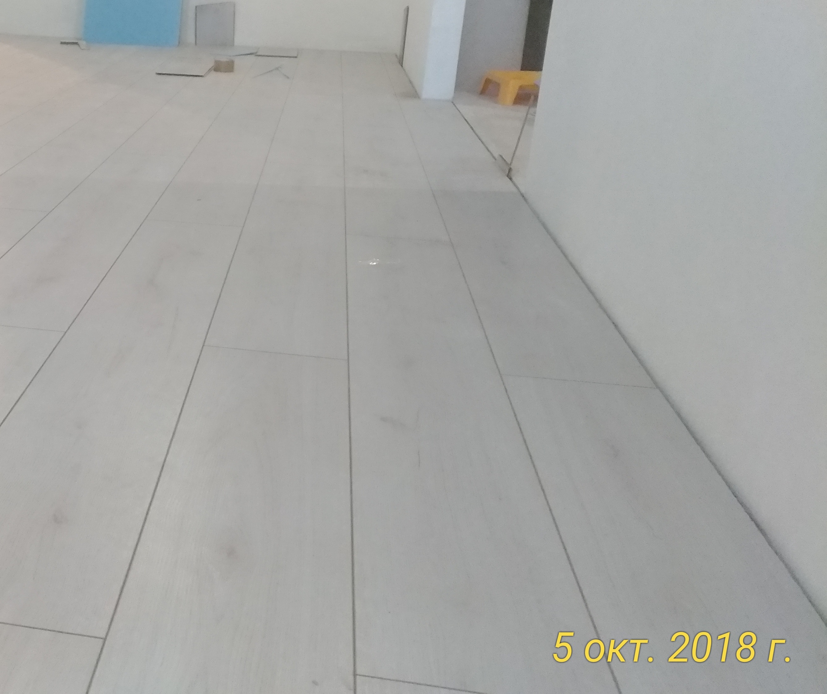 Demontage von Fliesen in der Wohnung