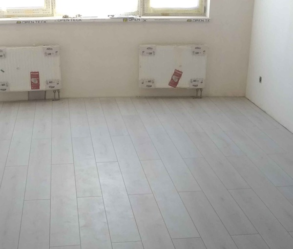 Zusammen mit dem Laminatverleger