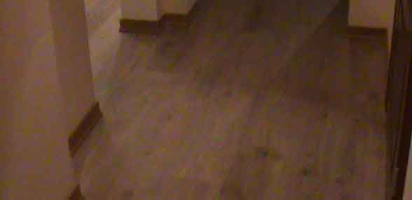 Verlegen von Linoleum im Haus