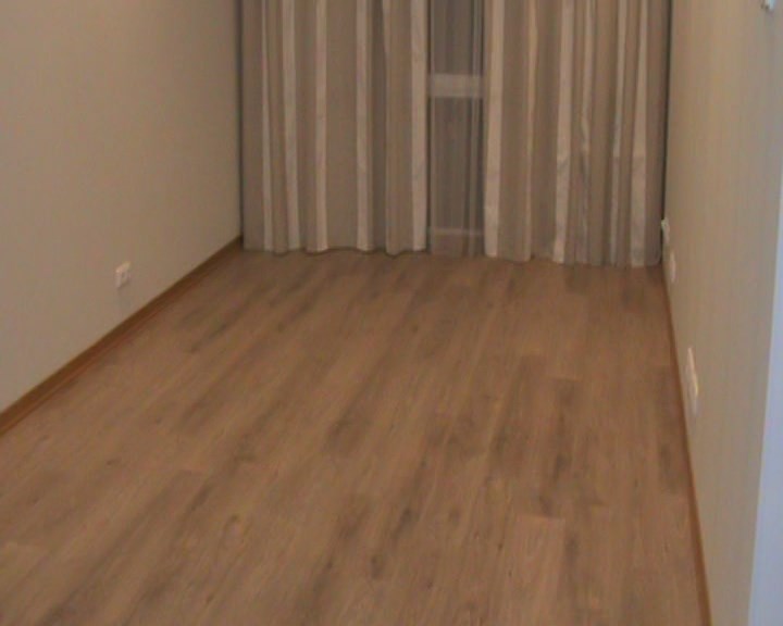 Verlegen von Linoleum im Haus